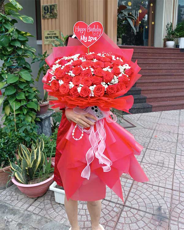 Hoa đẹp cả khi đến tay người nhận