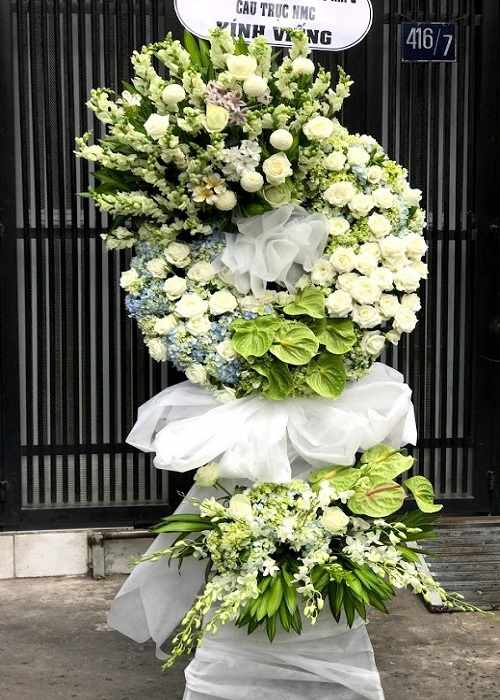 hoa tang màu xanh thường được lựa chọn khi muốn thể hiện sự tinh tế, không bi lụy