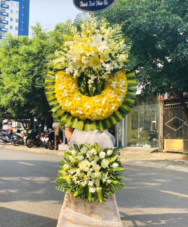 Kệ hoa cúc vàng phối với hoa ly, hoa hồng và lan thái