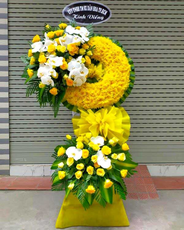 Kệ hoa cúc vàng phối với hoa khác