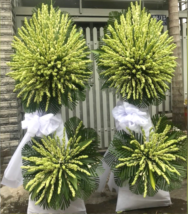 Kệ hoa tang được thiết kế từ hoa huệ trắng