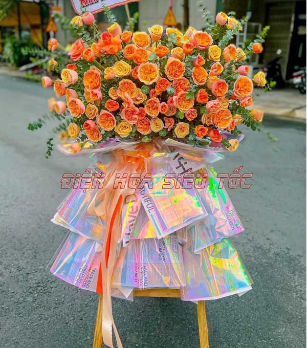 Kệ hoa khai trương hồng cam chủ đạo