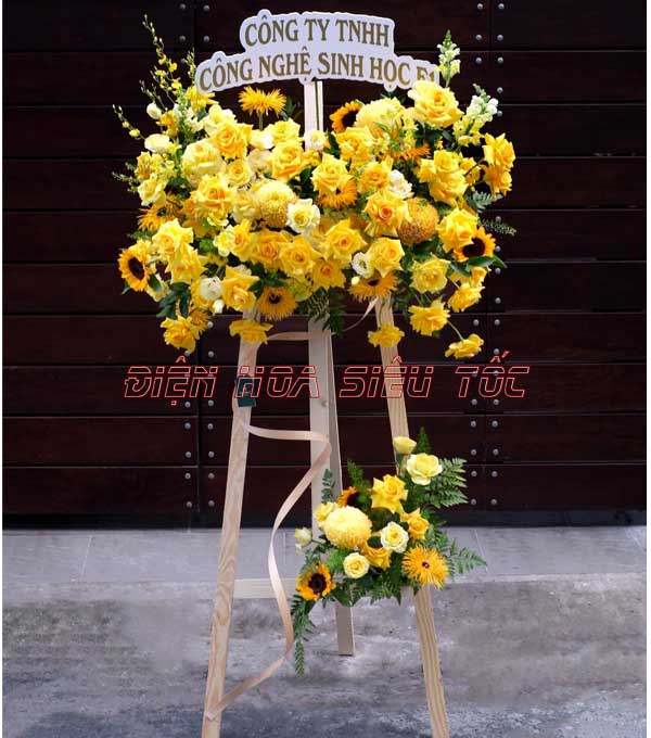 Kệ hoa khai trương hoa hồng vàng chủ đạo