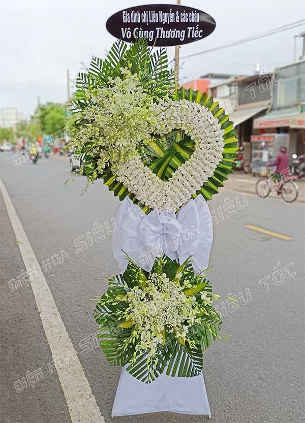Nhiều gia đình hiện nay lựa chọn kệ hoa hai tầng hoặc ba tầng cho tang lễ người thân ruột thịt.