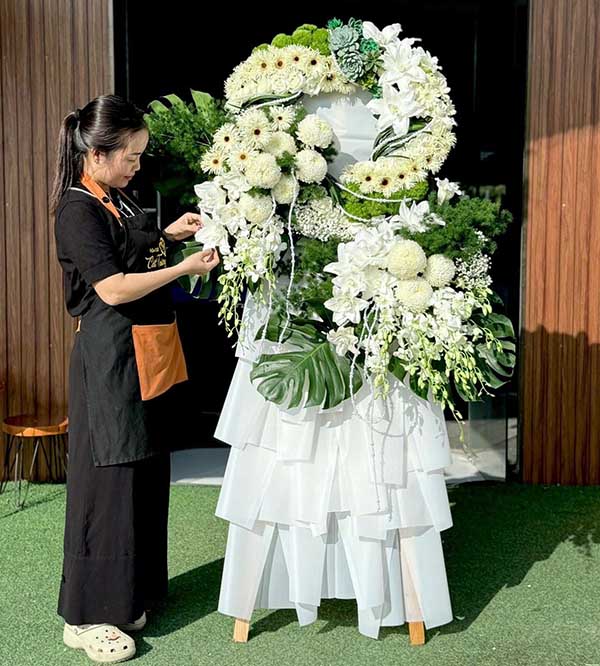 Kiểm tra lại thành phẩm trước khi giao hoa