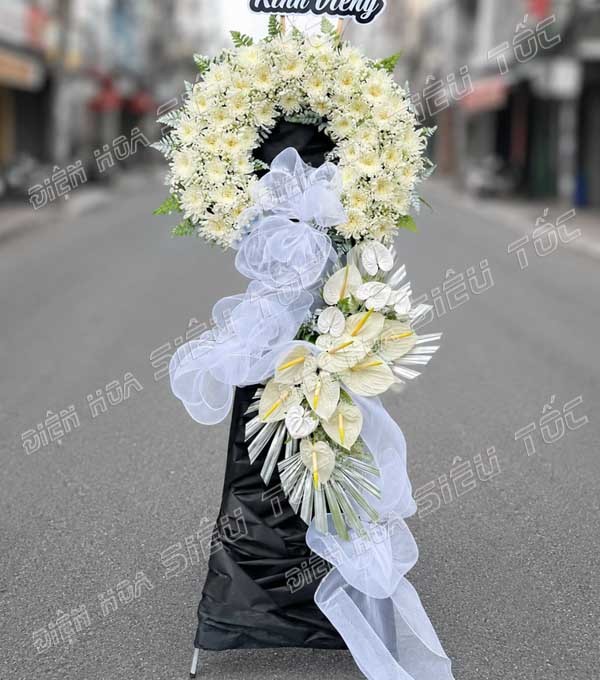 Kệ hoa phối hồng môn trắng