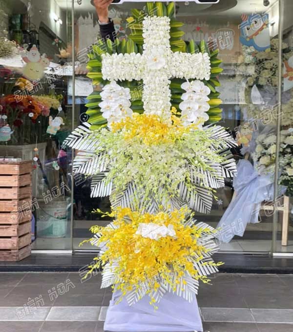 Tôn giáo quyết định hình thức của kệ hoa chia buồn