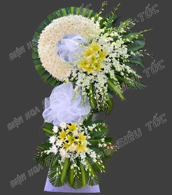 Kệ hoa kết hợp ly vàng với lan trắng, cúc trắng