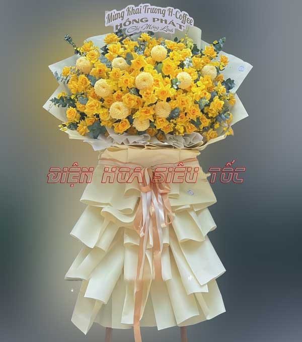 Kệ hoa khai trương được thiết kế bởi hoa hồng vàng