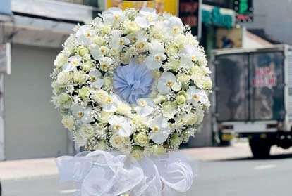 ý nghĩa của hoa hồng trắng trong đám tang